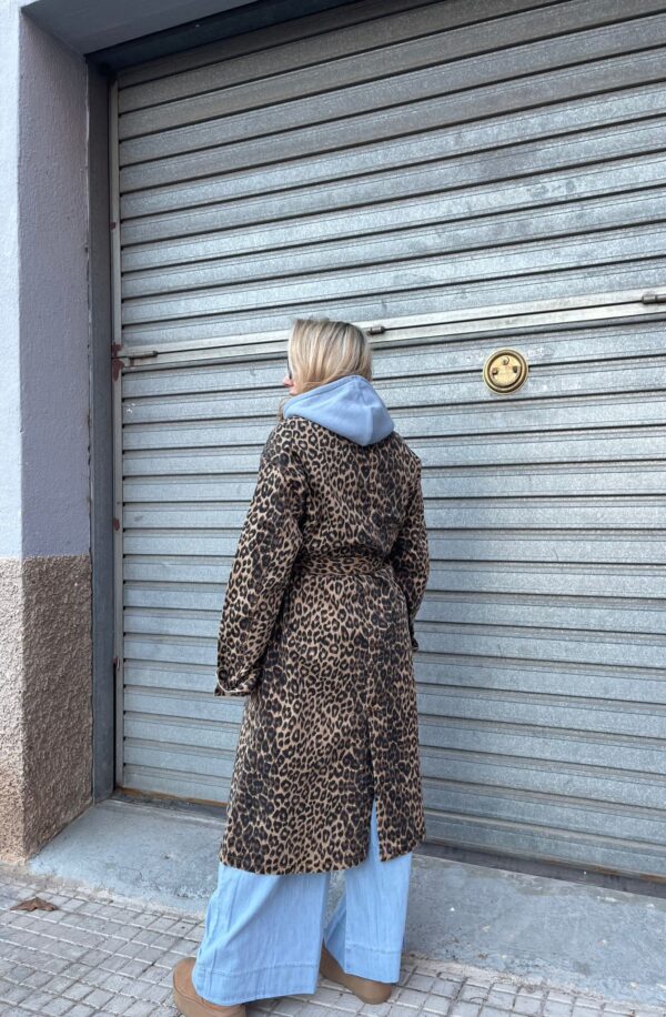 Gabardina animal print - Imagen 4