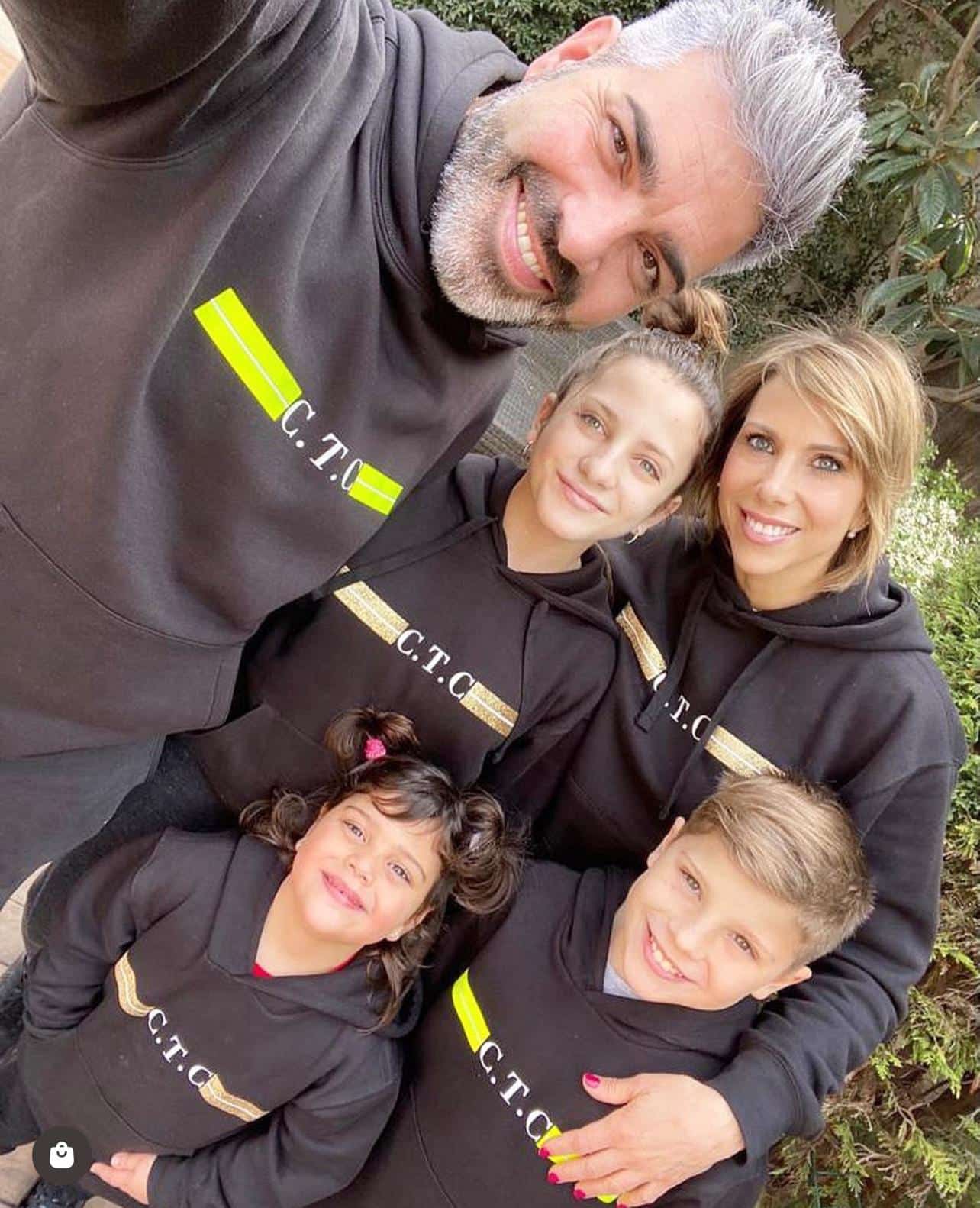 Sudadera negra con capucha | iniciales personalizadas flúor